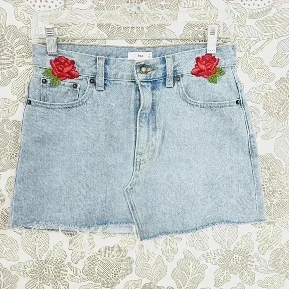 Tna Embroidered Rose Denim Mini Jean skirt Size 4 - Picture 1 of 8
